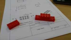 Lego-Stein auf technischer Zeichnung aus dem 3D-Druck-Workshop